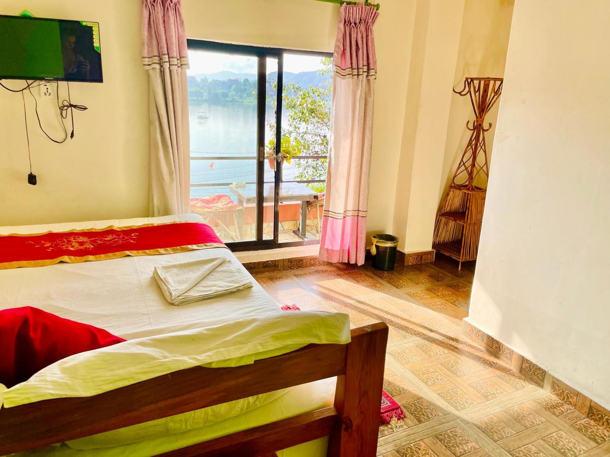 Hotel Fewa Corner & Restro Pokhara Bagian luar foto