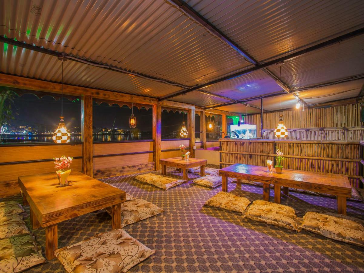 Hotel Fewa Corner & Restro Pokhara Bagian luar foto